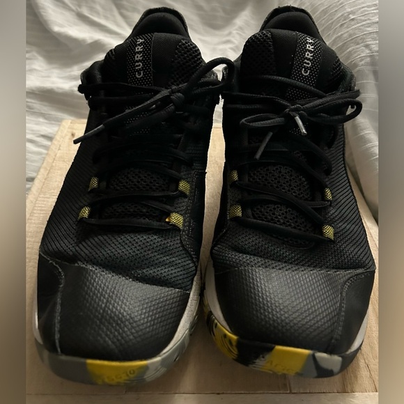 Under Armour Curry 3Z5 Basketball Shoes Black / White /Yellow 3023087 004 Sz 12 - Picture 3 of 9